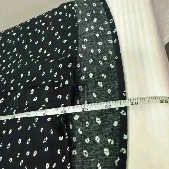 🔥 Black blouse with white floral dots size medium? - Picture 5 of 10